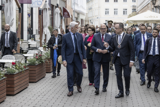 Vasakul Tšehhi Vabariigi president Petr Pavel, keskel Eesti Vabariigi president Alar Karis, paremal Tartu linnapea Urmas Klaas. Foto autor Heikki Leis.