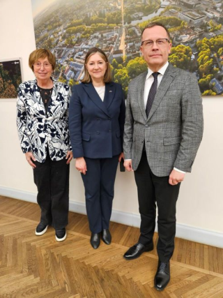 Vasakult Leedu aukonsul Eestis prof Birutė Klaas-Lang, suursaadik, Urmas Klaas.